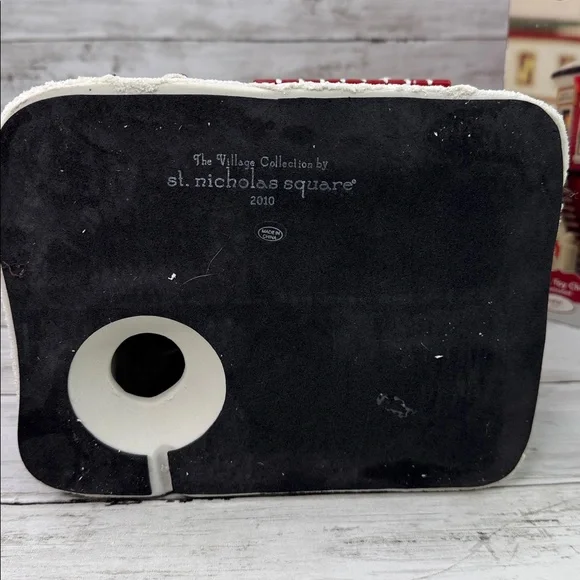 St Nicholas Square “Santa’s Toy Chest” 2010 Christmas Village with box and light - Picture 7 of 7